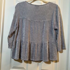 🦋 W5 Black  and White Striped Tunic size medium